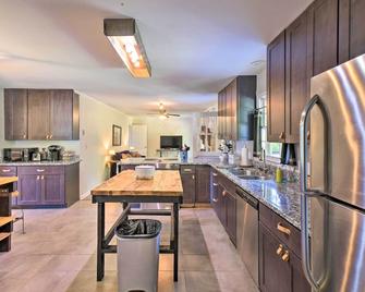 Mod Stable House on 10 Acres, Walk to Lake! - Oakwood - Küche