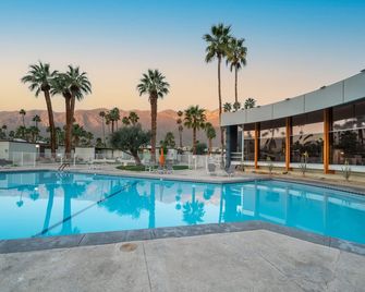 Chic Mid Century Bungalow at Famed Ocotillo Lodge - Palm Springs - Piscine