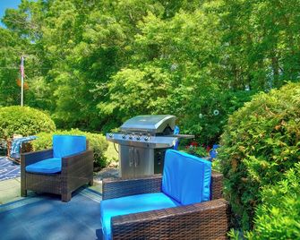 Cape Cod Bungalow w/ Patio 1 Mi to Beaches! - West Yarmouth - Patio