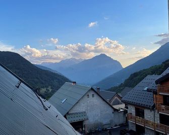 Madame Vacances Hotel Les Cimes - Vaujany - Outdoors view