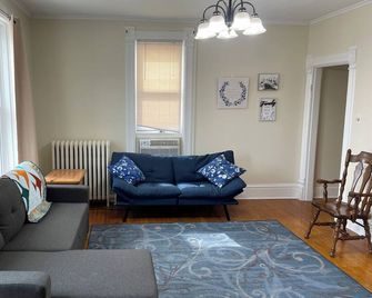 Charming 3-bedroom apartment with WiFi, AC in welcoming Historic Nauvoo. - Nauvoo - Living room