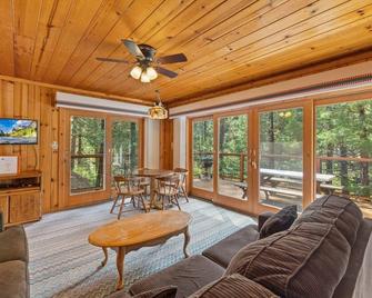Cabin #3 - Strawberry (Tuolumne County) - Living room