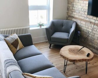 Historic 2 Bedroom Beach Lofts - Boutique Styled, Beach, Lake, stay Drifter Loft - Kincardine - Soggiorno