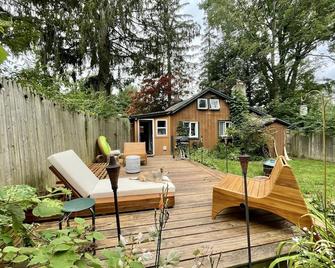 Cozy cabin with deck and fireplace steps from White Pond Lake. Dog friendly. - Carmel - Patio