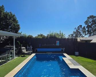 Great Family & Pet-Friendly Getaway, Sleeps 8 + 2 double sofa beds - Forest Lake - Piscina