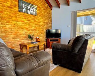 Tropical Palms - Kalbarri, Wa - Kalbarri - Вітальня