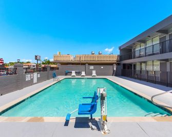 Econo Lodge Gallatin - Metro Nashville - Gallatin - Piscina