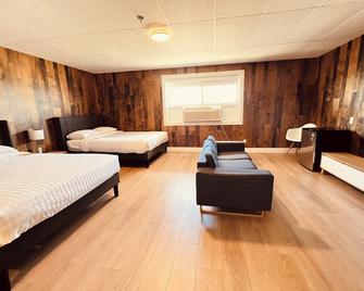 Camrose Le Chateau Hotel - Камрось - Спальня