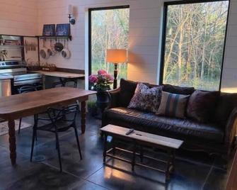 Bridgewater Cabin New/in-town private stay! - Pawhuska - Living room