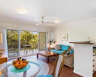 The York Beachfront Holiday Apartments - Yorkeys Knob - Living room