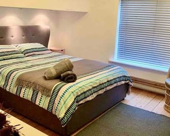 Stylish comfortable home with free parking - Manchester - Bedroom