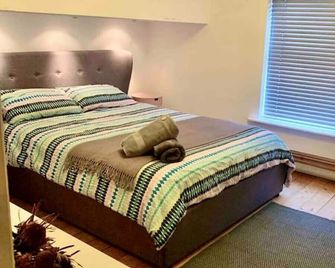 Stylish comfortable home with free parking - Manchester - Bedroom