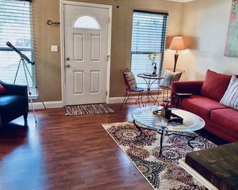Newly renovated cottage right off interstate 20 mins to New Orleans/Gulf Coast - Slidell - Living room