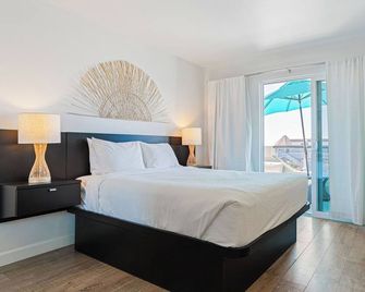 2 Cayucan Bungalows Steps to Beach + Shared Lounge Sleeps 12 - Cayucos