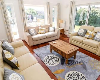 1 Atlantic Haven, Pet Friendly, With A Garden In Llangennith - Swansea - Living room