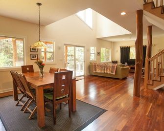 Lovely home with hot tub near Volcano National Park - Volcano - Essbereich