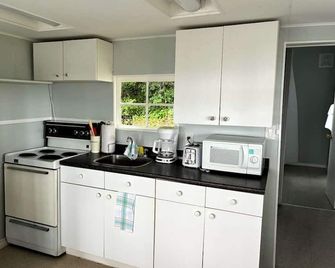 Lakefront Cottage#4 -Blue Cottage Close to Sandbanks ,winery And Wellington - Prince Edward - Cuisine
