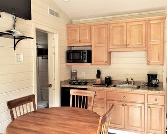 Beautiful Lake George Cottage - Lake George - Kitchen