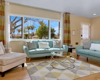 Offering the Lowest Rate -kingbed, Pool Table, 55 Smart TV - Ontario - Living room