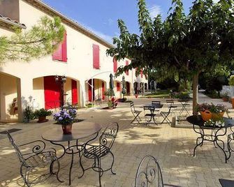 Hôtel Prato Plage - Pernes-les-Fontaines - Binnenhof