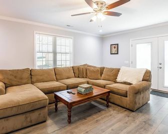 Cozy home with a modern kitchen, spacious living, serene bedrooms, and a private deck for relaxation - Radford - Huiskamer