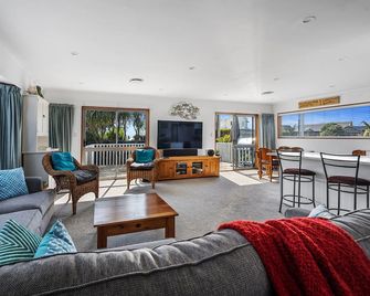 Coastal Oasis - Papamoa Beach Holiday Home - Papamoa - Wohnzimmer