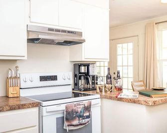 Lake O' The Pines Lake Front Two Bedroom Home - A Slice of Paradise - Jefferson - Küche