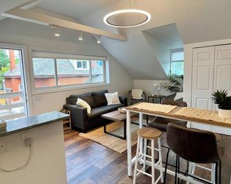 Adorable Carriage House Apartment in the Heart of Denver - Denver - Comedor