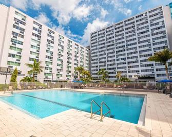 Downtown St Petersburg Edge-District Condos by Barsala - St. Petersburg - Pool