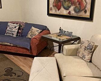Spacious Riverfront Loft Close to Downtown and Dining - Салісбері - Вітальня