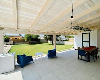 Villa a due passi dal Mare in pieno Relax - Santa Maria del Focallo - Patio
