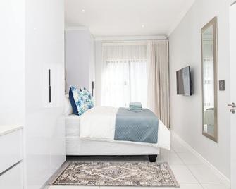 Chic 2-bedroom apartment with WiFi, fitness room in vibrant Pretoria - Pretoria - Bedroom