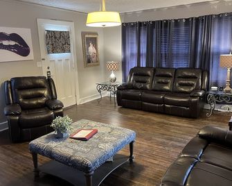 Hubbell Duplex 'Side B' on Historic Route 66 - Amarillo - Living room