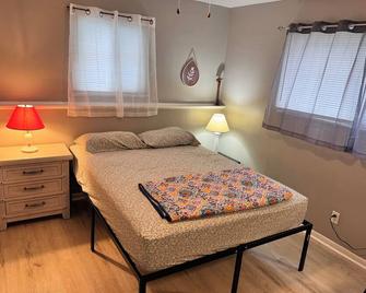 Charming 2-bedroom apartment in lovely East Lansing with WiFi - East Lansing - Bedroom