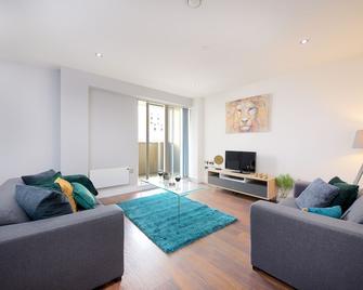 30Nights Escape l Exclusive Deal on 2-Bed, 2-Bath for 4! 1 Cambridge Street Apartment 197, 4th Floor, Manchester, M1 5GB l Manchester City Loft by Hedgerow - Manchester - Living room