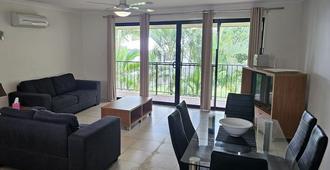 Arlia Sands Apartments - Hervey Bay - Living room