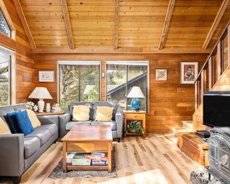 Fantastic Coastal Retreat in Wooded Setting, Pet Friendly, Short Walk to Beach, Huge Deck and Games - Cannon Beach - Wohnzimmer