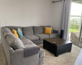 Lakefront Fishing/Kayaking/Boating House - Avon Park - Living room