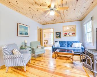 Enchanted Lake Huron Cottage w/ Beach Access! - Rogers City - Sala de estar