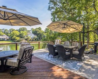 Charming 1-bedroom waterfront cottage with boat dock on Lake Norman - Mooresville - Terasa