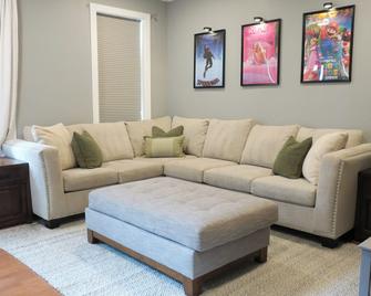 Cozy Home - Walkable to Metro, Perfect DC getaway! - Rockville - Living room