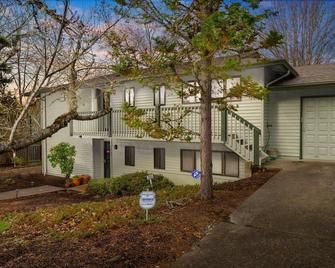 Summercrest Cottage - Beaverton - Building
