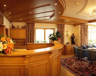 Hotel Dolomiti Madonna - Ortisei - Front desk