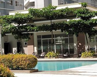 Trees Residences by Jhoms 1BR with Balcony WiFi Netflix - Quezon City - Piscina