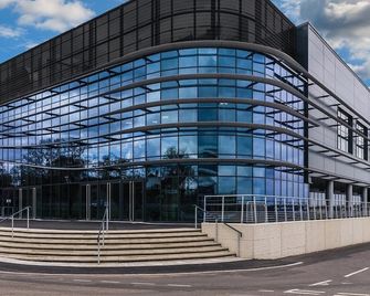 Cove Road Houses by Redwood Stays - Farnborough - Budova