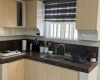 Charming 3-bedroom house with WiFi and AC in pleasant Bacolor Pampanga - Bacolor - Cocina