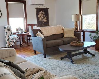 Freedom Farm - Middlebury - Living room