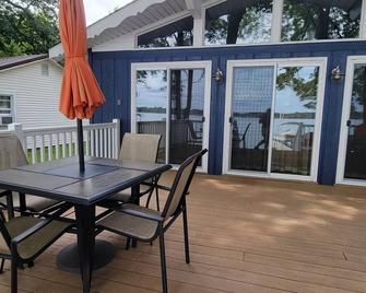 Lakefront Cottage - Evart - Balcony