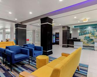 La Quinta Inn & Suites by Wyndham Northlake Ft. Worth - Roanoke - Lobby