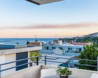 The Arden 7 Coogee. New Large Quiet Ocean View Balcony Apartment, Next to Beach - Coogee - Balcony